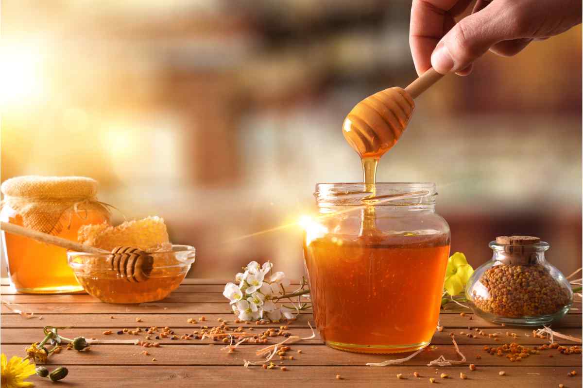 Dolce ma non solo, il miele è un concentrato di salute: tutti i benefici (alcuni sono incredibili)